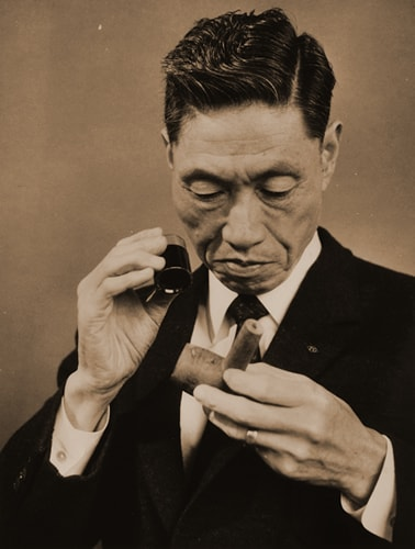 パイプを丹念に検品する恭一郎。